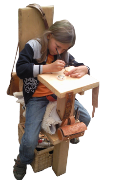 Kinderpunzieren auf dem Mittelaltermarkt